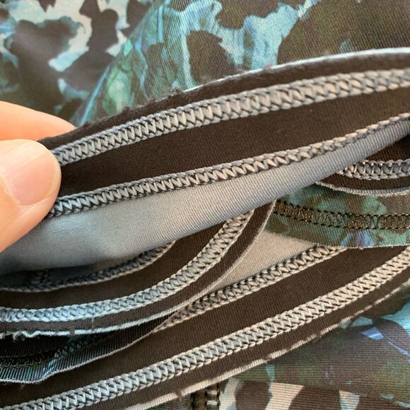 Lululemon Run: Top Speed Crop Size 6 floral backdrop blue - Picture 7 of 7